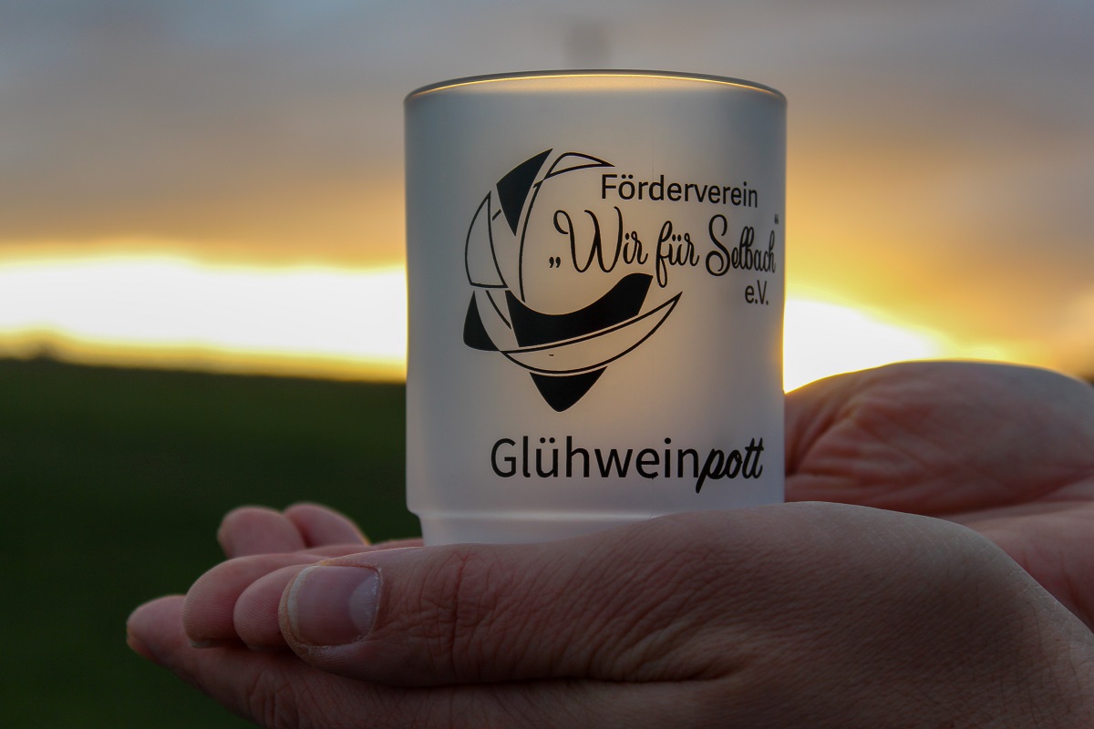 Wer seinen "Wir fr Selbach"-Glhweinpott dabei hat, erhlt den ersten Glhwein oder Punsch gratis. (Foto: privat)