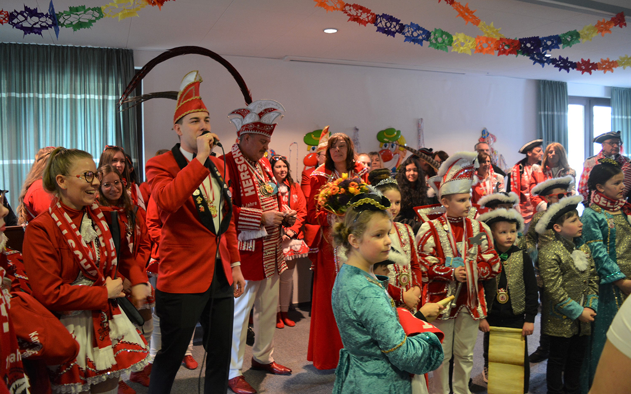 VG Selters feiert Schwerdonnerstag mit Möhnen und Karnevalsvereinen
