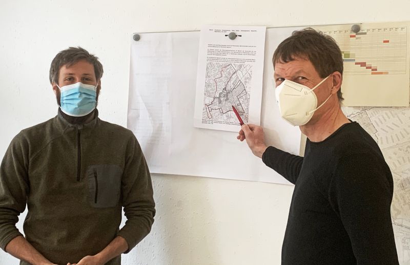 Von links: Die Dortmunder Raumplaner Fabian Lollert und Carsten Schfer diskutieren die Stadtkernsanierung von Selters. Foto: privat