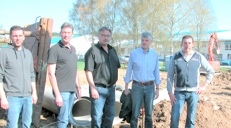 Ortsbrgermeister Dieter Klckner (3.v.r.) und Selters Brgermeister Klaus Mller (2.v.r.) informieren sich gemeinsam mit dem zustndigen Bauleiter der Verbandsgemeinde-Werke, Jrg Vogt (rechts) sowie Vertretern des beauftragten Ingenieurbros und der Baufirma ber den Stand der Bauarbeiten. (Foto: privat) 