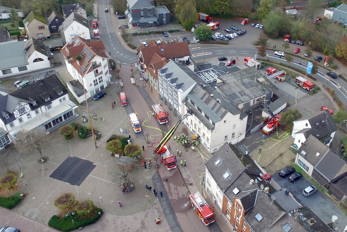 Grobung in Selters  ber 120 Feuerwehrkrfte bten den Ernstfall im Stadtzentrum