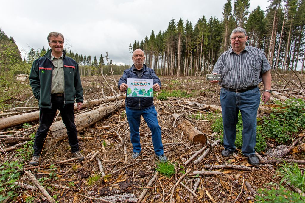 Von links: Revierfrster Helmut Nett, Ideengeber Gnther Geyer und der 1. Beigeordnete Hanno Steindorf rufen mit der Kampagne Mein Selters  Mein Wald  Mein Beitrag zu Spenden fr die Wiederbewaldung auf. Foto: Agentur Media Schneider