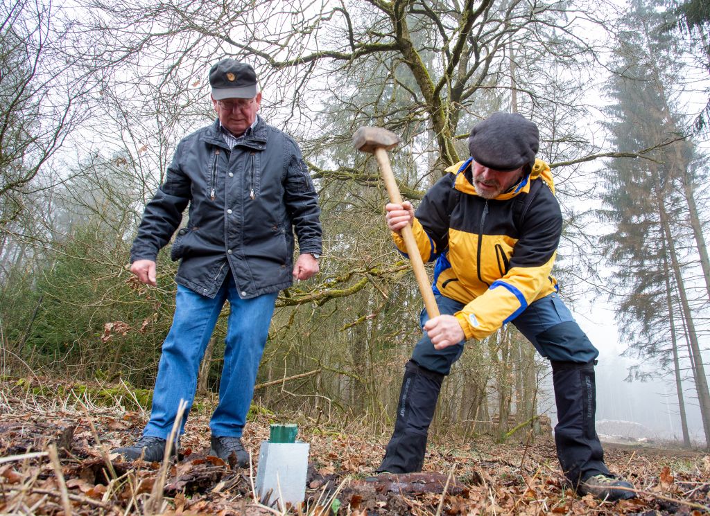 Der Wanderweg S2 wird stndig gepflegt, hier Karl Hahn von Westerwaldverein und Stadtbrgermeister Rolf Jung beim Setzen eines Wegpfostens. Fotos: privat