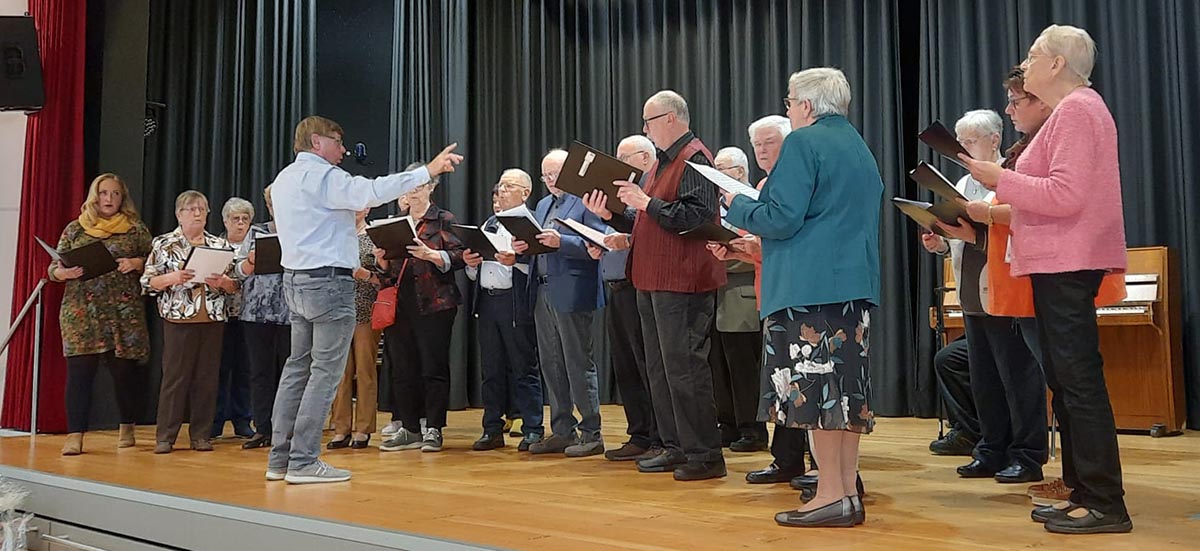 Die Gesangsgruppe des TV Daaden sang fr die Senioren. (Fotos: VG-Verwaltung/Stadt Daaden)