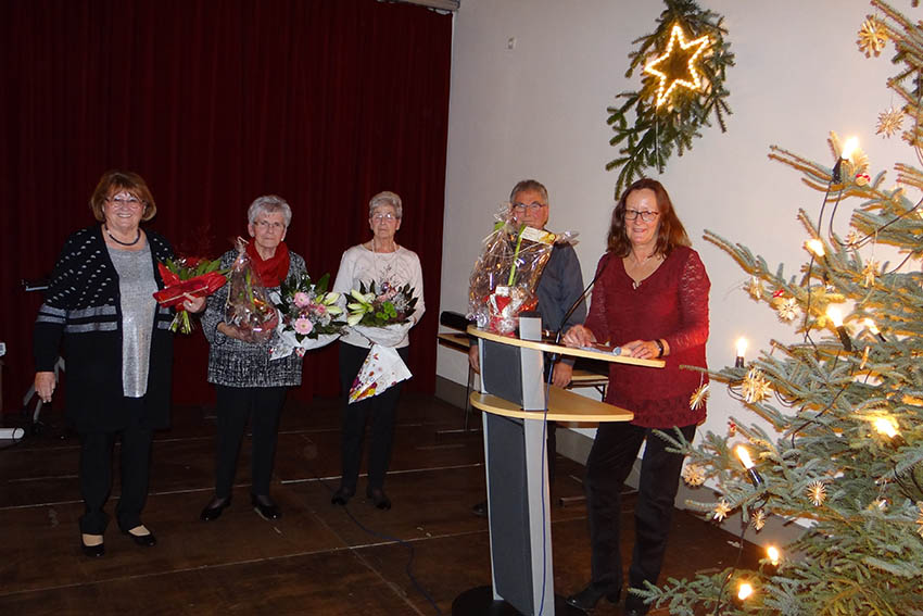 Rita Lehnert (rechts) konnten vielen ehrenamtlichen Helfern danken. Fotos: privat