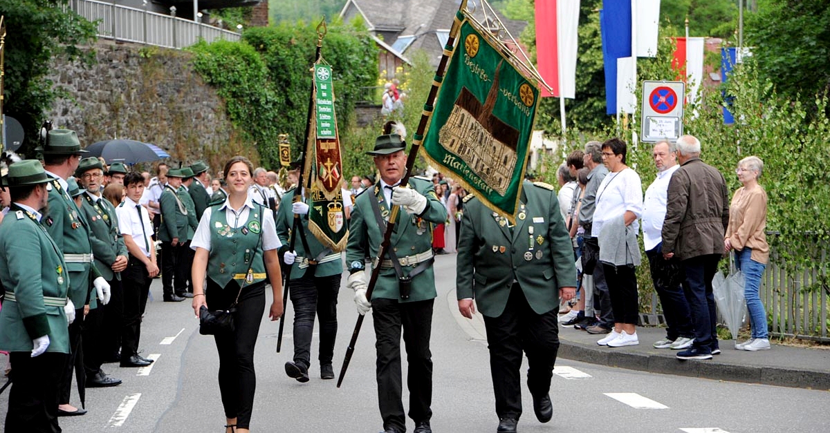 Der Festzug durch Schnstein zog zahlreiche Besucher an. (Foto: kk)
