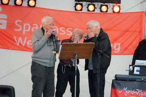 Unter anderem das Mundharmonika-Trio Altenkirchen zeigte sein Knnen auf der Marktplatzbhne. (Foto: kk)