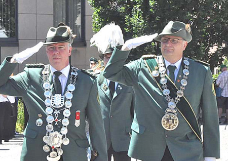 Knig Jrg I. (rechts) und Schtzenmeister Christoph Rttgen schreiten die Front ab. (Foto: kk)