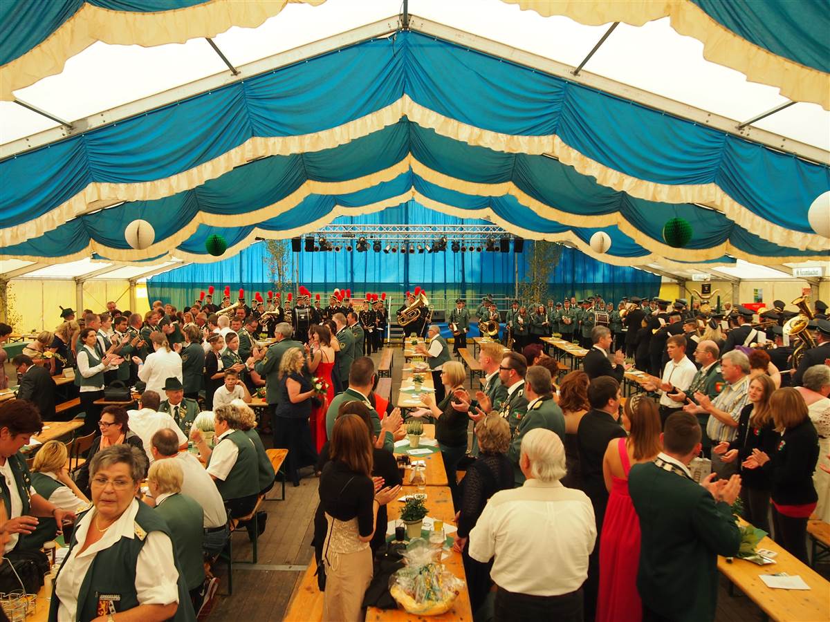 Ein solches Bild aus dem Festzelt wird sich den Besuchern erst wieder 2022 bieten. (Archivfoto: ddp)