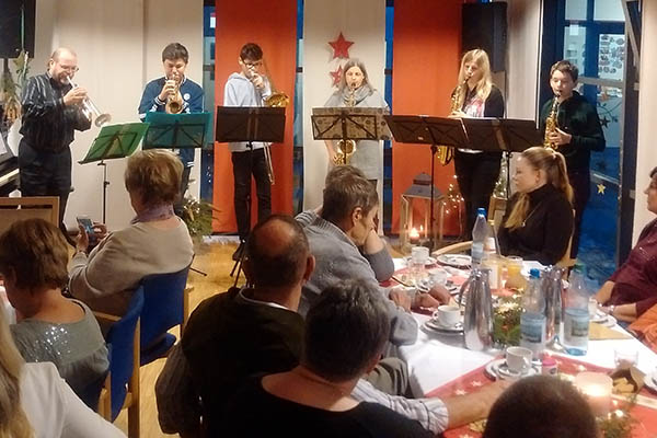 Die Abordnung der Jazz-Combo der stdtischen Musikschule bei ihrem gelungenen Auftritt auf der VdK-Weihnachtsfeier in Heddesdorf. Foto: privat