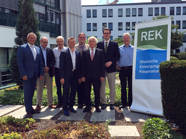 Begren das neue REK-Zweckverbandsmitglied Landkreis Ahrweiler in ihrer Mitte (von links nach rechts): Achim Hallerbach (Sprecher der Geschftsfhrung REK), Helmut Wiesner (Beigeordneter der Bundesstadt Bonn), Christoph Schwarz (Dezernent Rhein-Sieg-Kreis), Manfred Becker (Geschftsfhrer REK), Willibert Mller (stellvertretender Werkleiter Abfallwirtschaft Kreis Ahrweiler), Fritz Langenhorst (Beigeordneter Kreis Ahrweiler), Christian Gold (Vorsitzender der REK-Zweckverbandsversammlung), Landrat Frank Puchtler (REK-Zweckverbandsvorsteher). Foto: Privat