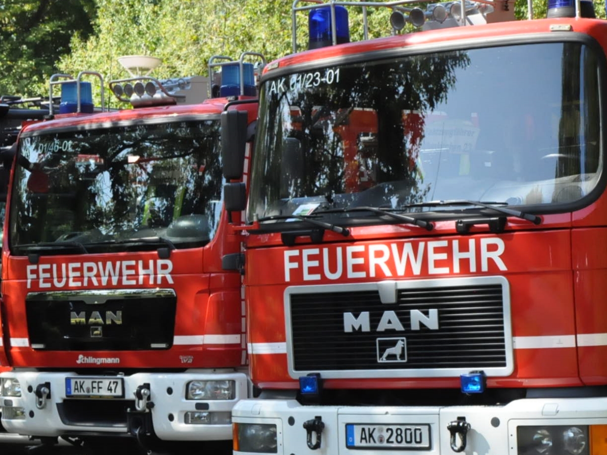 Erstmeldung: A 3 - Brand eines Langholztranporters auf Rastplatz Fernthal
