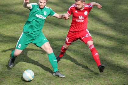 Die Fuballer der SG 06 und Die Andernacher Kicker (in Rot) lieferten sich so manches Duell. Foto: Verein