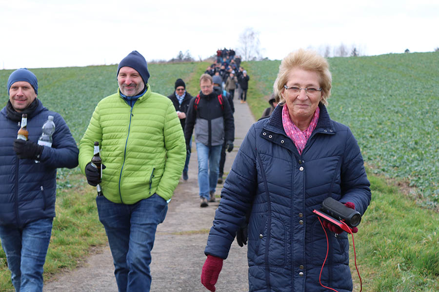ber hundert Teilnehmer hatten sich zur Winterwanderung eingefunden. Fotos: Ulrike Puderbach