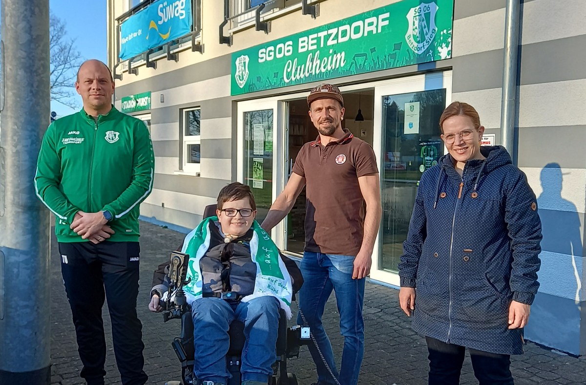 Hier ist Paul Ganser (Mitte) zu Hause, Auf dem Bhl bei der SG 06 Betzdorf. (von links: Timo Unkel, Vorsitzender SG Betzdorf, David Giermann, Trainer D-Junioren, Mutter Anja Ganser. (Fotos: Willi Simon)