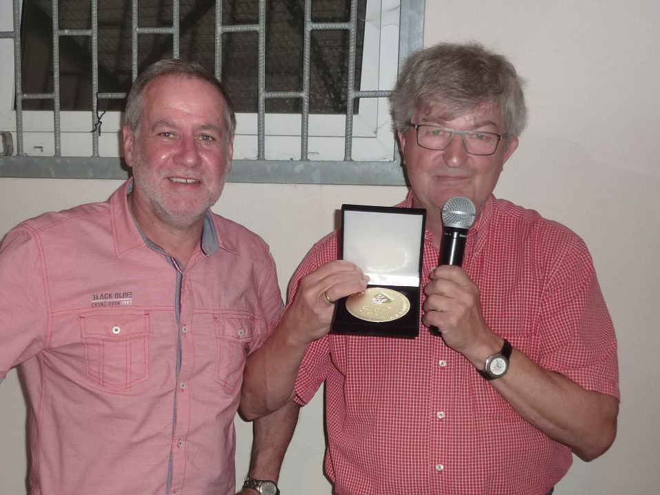 Peter Fuhrmann und Wolfgang Hrter bei der bergabe der Urkunde/Medaille. (Fotos: Verein)