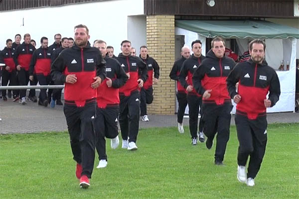 Auflaufen der Trainer und Spieler der neuen SG, um sich den Zuschauern vorzustellen. Fotos: Wolfgang Tischler