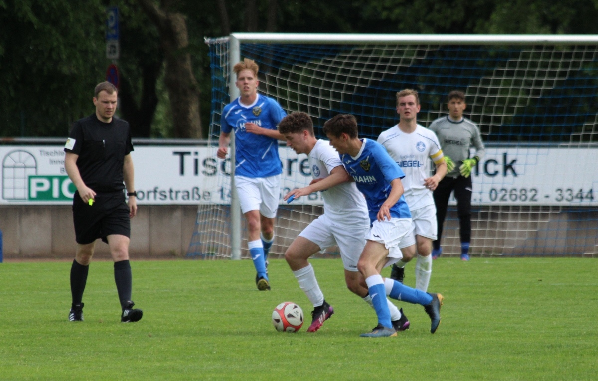 Doppeltorschtze Kerem Sari, beobachtet von Spielfhrer Marius Wagner. (Foto: SG Wisserland)