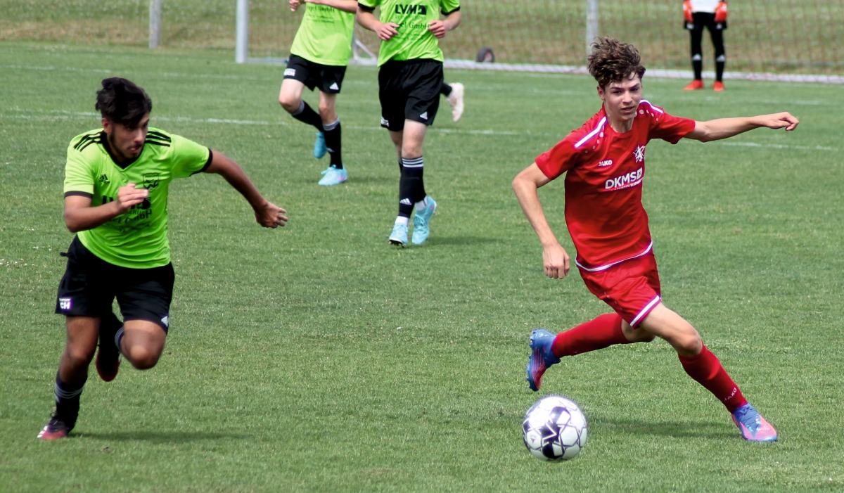 Strahlender Himmel, gut gelaunte Fans und ein hoch motiviertes Team  - das waren laut der JSG Siegtal/Heller beste Voraussetzungen fr ein Spiel auf hohem Niveau, mit dem sich ihre B-Jugend den Aufstieg in die Bezirksliga sicherte. (Fotos: JSG Siegtal/Heller)