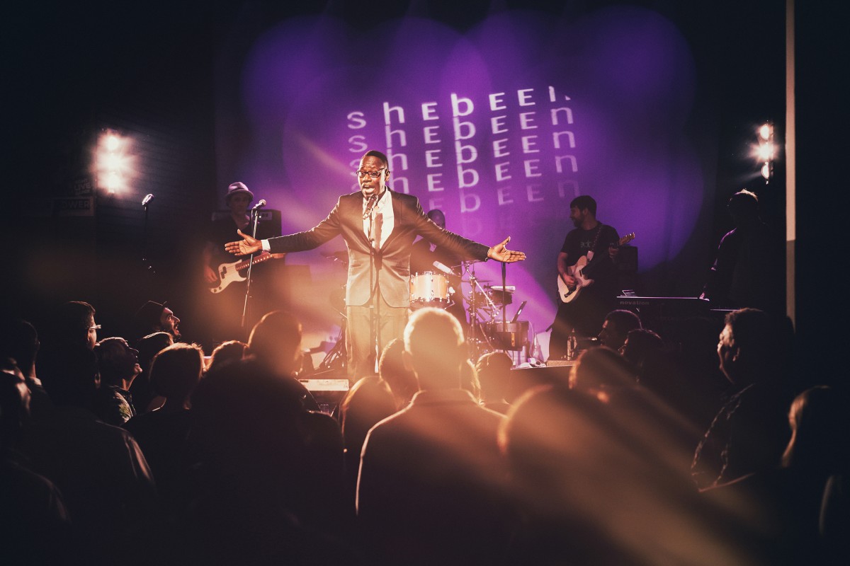 Am Samstagabend begeistert die Band Shebeen mit ihrem kraftvollen Sound. Foto: Thommy Mardo