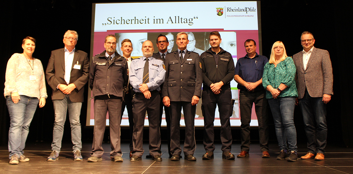 Fr "Sicherheit im Alltag, v. l.: Carolin Blum (Polizeiprsidium Koblenz), Dieter Lichtenthler (Weisser Ring), PHK Wolfgang Gerhardus (Polizeiwache Wissen), Markus Sander (Leiter KI Betzdorf), PHK Ralf Thomas (SB 15, Polizeiprsidium Koblenz), Marcus Franke (Leiter PI Betzdorf), Rainer Greb (Leiter Polizeiwache Wissen), Michael Heinze (Ordnungsamt Wissen), Marco de Nichilo (Leiter OA Wissen), Sabine Moll (stellvertretende Leiterin OA Wissen) und Berno Neuhoff. (Foto: Verwaltung)
