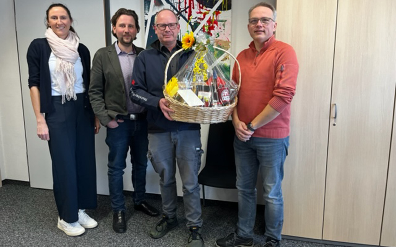 Simone Kraft bedankte sich bei Holger Mies fr sein dreiigjhriges Engagement mit vielen regionalen Produkten. (Foto: Freiherr-vom-Stein-Gymnasium)