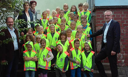 Die Schlerinnen und Schler der 1. Klassen der Grundschule Etzbach sowie Frank Bettgenhuser (rechts) und Vertreter der Schule. Foto: Schule