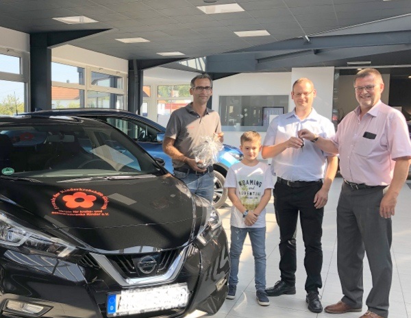 Gratulation zum Hauptgewinn: (von links) Ren Siegel, Finn und Sven Seifen sowie Ulrich Fischer. (Foto: Autohaus Siegel)