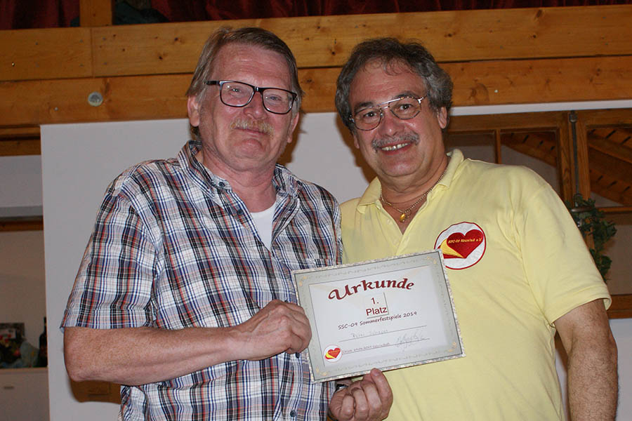 Von links: Peter Scheper als Sieger der SSC-09 Sommerspiele mit dem Vorsitzenden Wolfgang Zeiler. Fotos: Verein 
