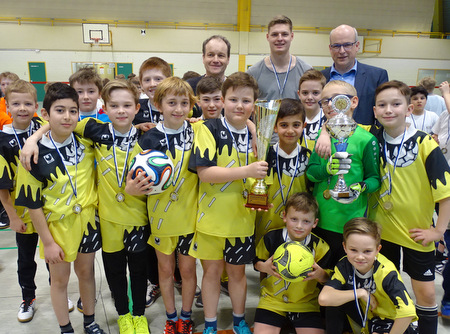 So sehen Sieger aus: Die Turniersieger der Grundschule Hamm mit (hinten v.l.) Trainer Klaus Rrig, Co-Trainer Erwin Tjart  sowie Stefan Klsch, ADD -Schulsportreferent. (Fotos: Willi Simon)