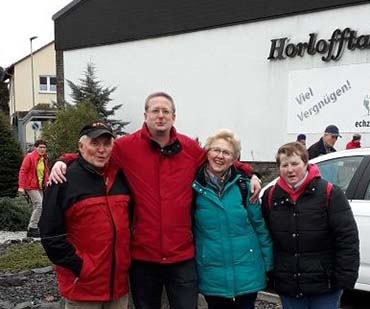 Siegperle-Vorsitzender Sven Wolff (Mitte) freute sich mit den Wanderfreunden ber den gelungenen Auftakt. Fotos: Verein