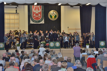 Beide Orchester musizierten zum Finale und erhielten viel Applaus. Fotos: Verein