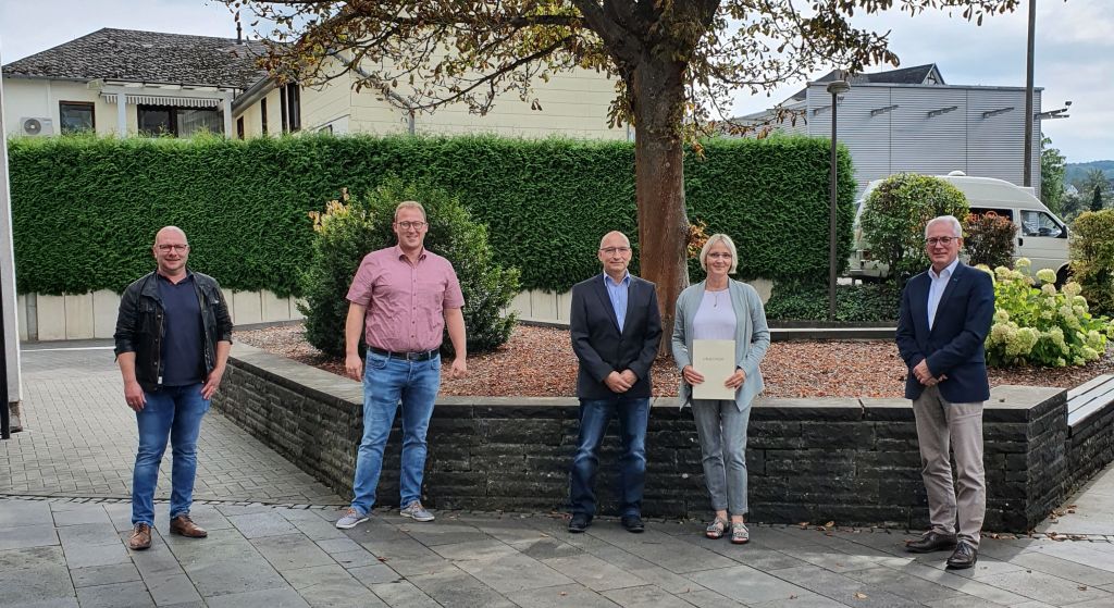 Von links nach rechts: Personalratsvorsitzender Heiko Weller, Broleiter Philipp Rasbach, Volker und Silvia Mller, Brgermeister Volker Mendel. Foto: privat