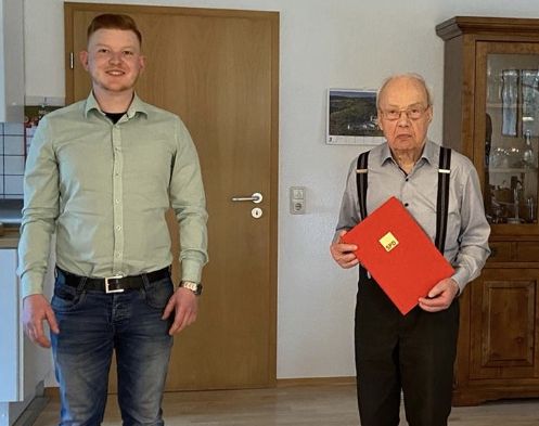 Johan Simon gratuliert Horts Kapp (rechts) zum Jubilum. Fotos: privat