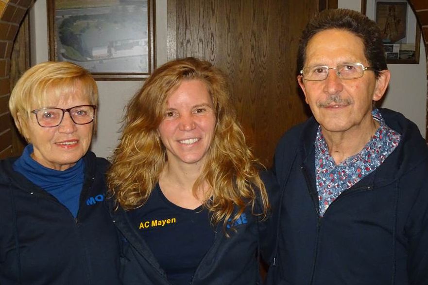 Simone Busch mit ihren grten Fans, den Eltern Edeltraud und Klaus. Foto: Wolfgang Rabsch