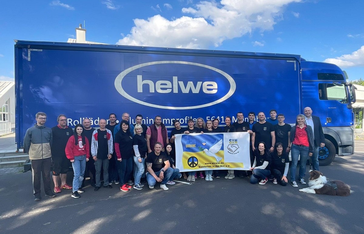 Solidarität in der Not e.V. vor dem LKW der Firma Helwe. (Foto: SIN e.V.)