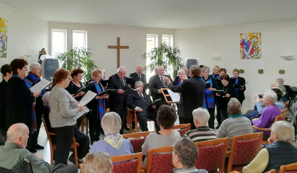 Der Gemischte Chor Daaden unter der Leitung von Roland Imhuser war zu Gast im Seniorendorf Stegelchen in Herdorf. (Foto: Verein)