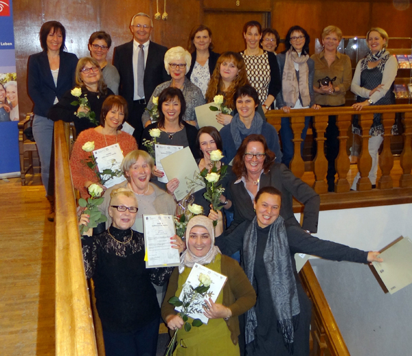 Im Kreis Neuwied stehen nun 12 frisch qualifizierte und zertifizierte
Tagesmtter zur Betreuung von Tageskindern zur Verfgung. Es gratulierten (hintere
Reihe): Ute Gilles-Adenauer (Zweite von rechts), Nina Maurer (Dritte von rechts), Dorothee
Hummerich-Baulig (Vierte von rechts), Annette Kost (Sechste von rechts) und Achim Hallerbach
(Dritter von links). Foto: Privat