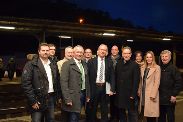 Mit Bahnbevollmchtigtem Jrgen Konz (Mitte) diskutierten am Linzer Bahnhof Erster Kreisbeigeordneter Achim Hallerbach (Zweiter von links), Bundestagsabgeordneter Erwin Rddel (Dritter von rechts), Landtagsabgeordnete Ellen Demuth (Zweite von rechts) sowie weitere Vertreter des CDU-Kreisverbandes Neuwied. Foto: Privat