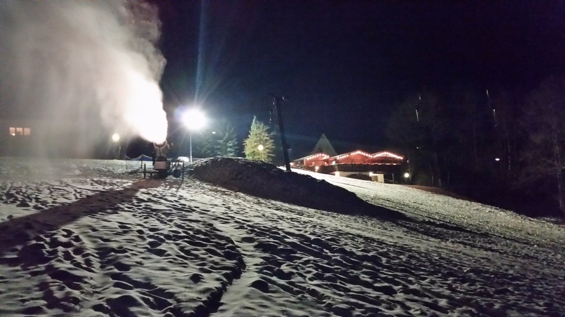 Mit Hilfe der vereinseigenen Schneekanone wurde der Skihang in Wissen fr den Liftbetrieb prpariert. Am 1. Februar steigt in der Skihtte eine Afterwork-Aprs-Ski-Party. (Foto: Ski-Club Wissen)