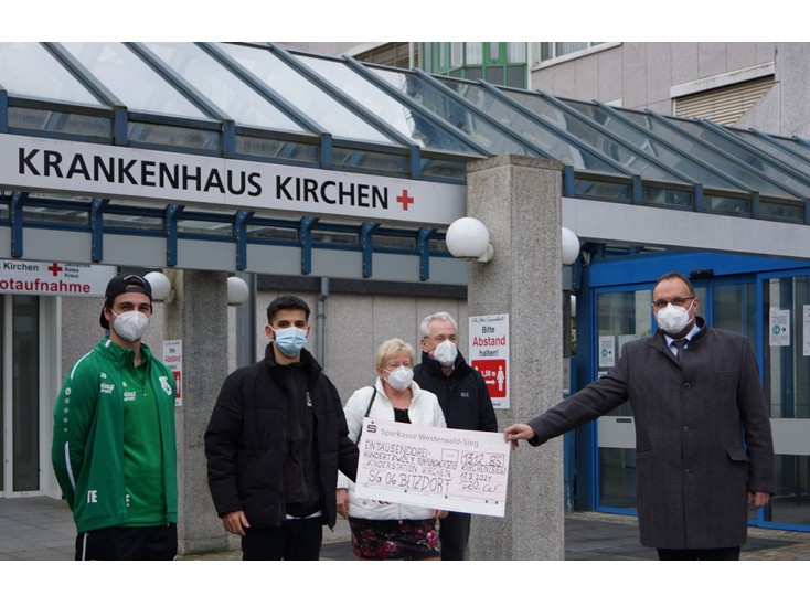 Von links: Tobias Erner, Onurcan Tanriverdi, Petra Mittag, Dr. Bernd Mittag und Georg Becker (Foto: DRK-Krankenhaus Kirchen) 