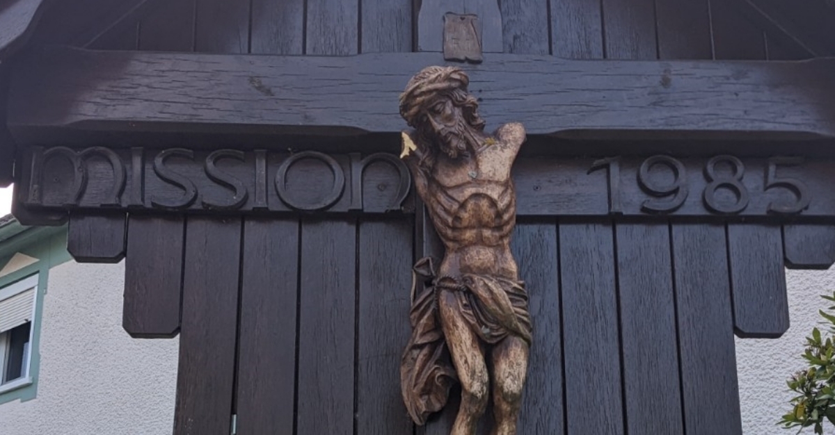 Wieder wurde ein Kreuz geschändet, diesmal traf es die Jesus-Figur in Schönstein. (Fotos: ddp)