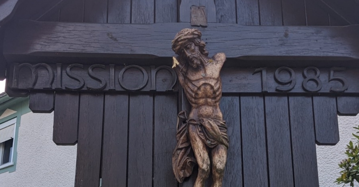 Wieder wurde ein Kreuz geschndet, diesmal traf es die Jesus-Figur in Schnstein. (Fotos: ddp)