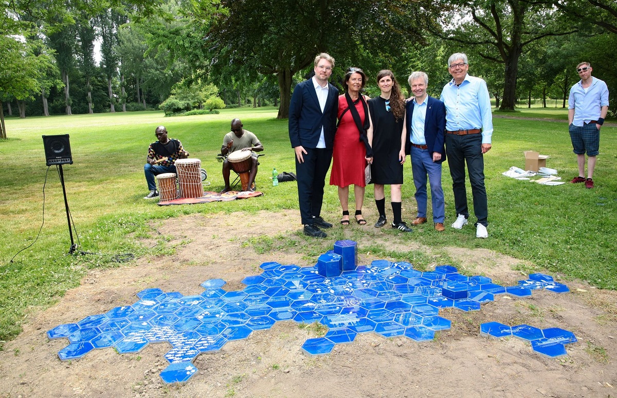 Impressionen von der Erffnung des Parks mit der prmierten Knstlerin Antye Gnther (Mitte), Juryvorsitzenden Dr. Sebastian Baden (l.), Brgermeister Stadt Bad Honnef, Otto Neuhoff (2. v.r.), das Stifterehepaar Christoph Dnzer-Vanotti (r.) und Dr. Beate Kummer (2. v.l.). (Foto: privat)