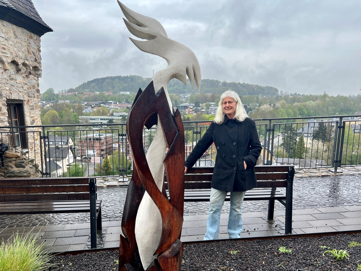 Die Knstlerin Simone Carole Levy mit ihrer Skulptur "Erneuerung" auf dem Karoline-Kahn-Platz in Montabaur. (Foto: VG Montabaur)