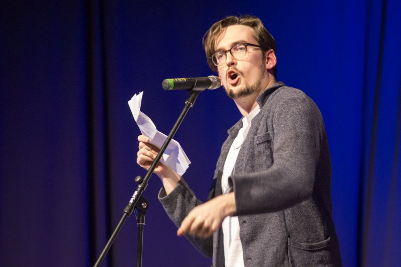 Florian Schreiber gewann einen spannenden Poetry Slam in Selters. Foto: privat