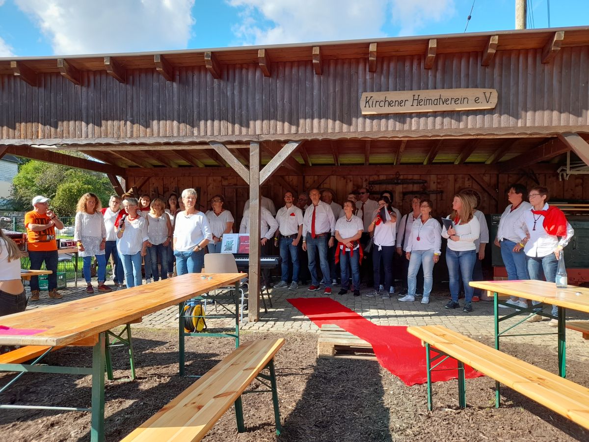 Insgesamt viermal legten die Tonartisten den Roten Teppich anlsslich des Red Carpet Day am Sonntag, den 12. September, aus. Hier auf der We Ahr together - Veranstaltung am Heimatmuseum in Kirchen (Fotos: Chorgruppe Druidenstein)