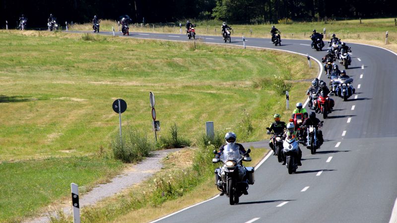 "Snake on Wheels" schlngelt ber die Strae. Fotos: Arnd Dickel