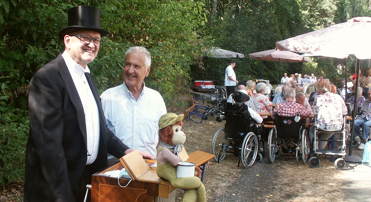 Drehorgelspieler Harald Heidemann unterhielt die Besucher des Sommerfestes. (Bernhard Theis)