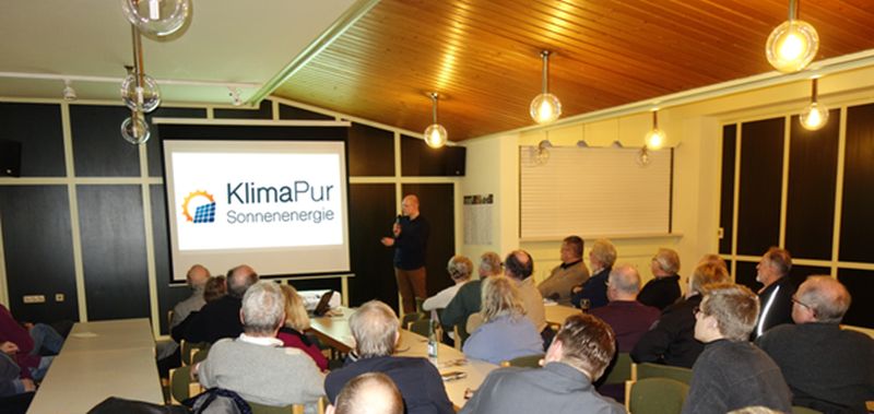 Klimaschutzmanager Henrik Ltkemeier beim Vortrag im Dorfgemeinschaftshaus in Merkelbach. Foto: privat